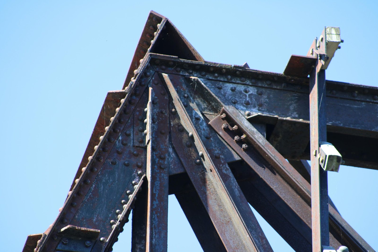 Upper angle connection